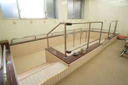 バリアフリー設計の浴室