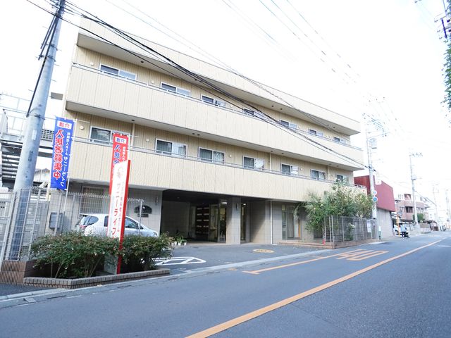 多目的施設の外観 外観 広々としたエントランスを備えた建物で、スタッフのサポートを受けながら快適な日々を送ることができます。