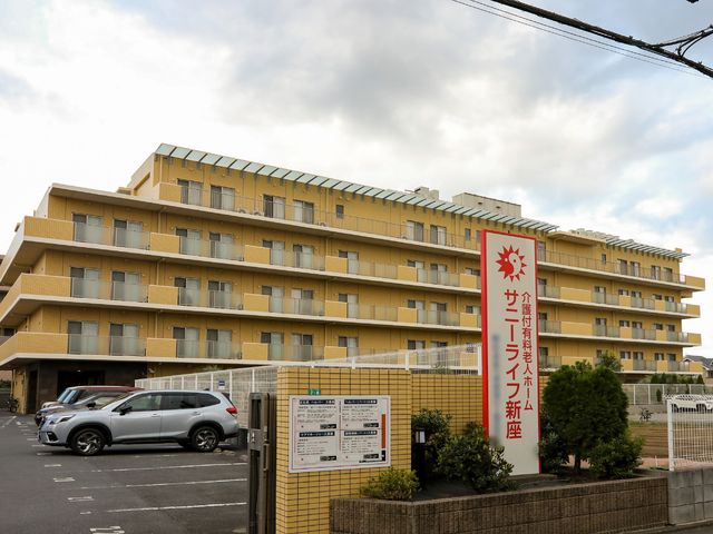 黄色い外壁の建物外観 外観 清潔感溢れる外壁と、ゆとりの設計が印象的です。働く方々のやりがいも感じられる空間です。