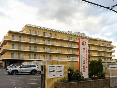 黄色い外壁の建物外観