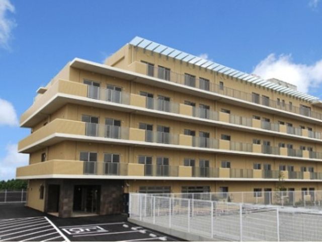 モダンな建物の外観 施設外観 広々として明るい外観の建物です。清潔感があり、快適な就業環境が期待できます。