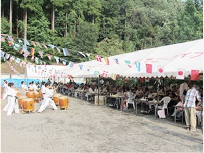 屋外イベントの賑わい