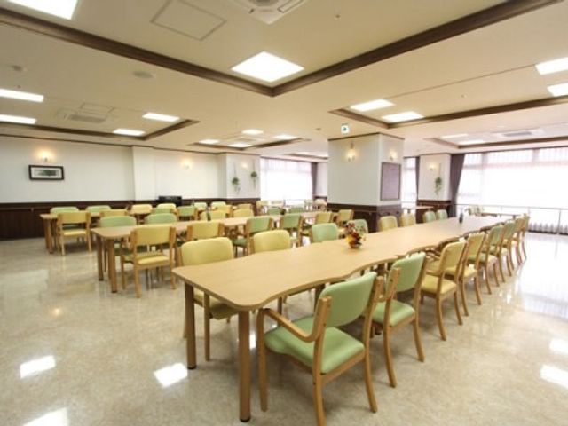 広々食堂の椅子とテーブル 食堂 ゆとりのある食堂で、明るい照明のもと食事や交流が楽しめる開放感のある空間です。