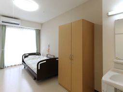 明るい個室の居室