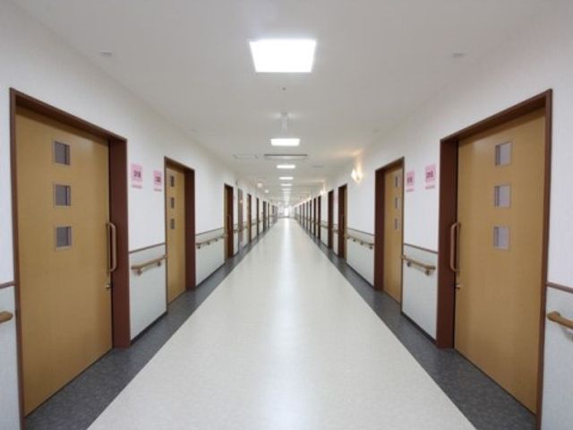 清潔な廊下の様子 廊下 手すりが完備された清潔な廊下は、歩行に不安のある方も安心して移動できる設計です。