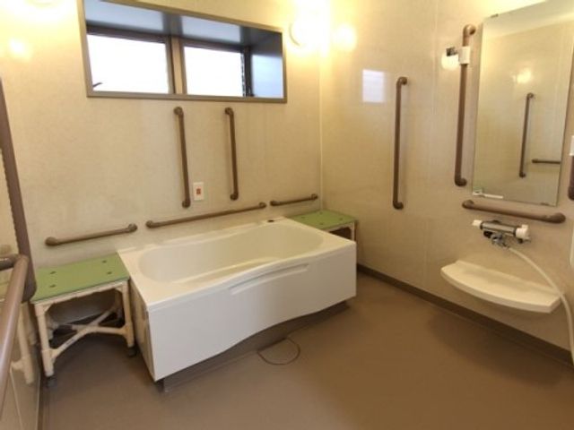 バリアフリーの快適浴室 浴室 手すり完備で安全に配慮された広々とした浴室です。快適な入浴を支援する環境を体感していただけます。