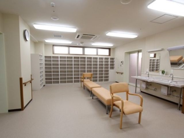 明るい待合室の様子 脱衣所 広々とした待合室は天井が高く、明るい雰囲気でリラックスして過ごせる設計です。清潔感にあふれ、利用者との心地よい対話が期待できます。