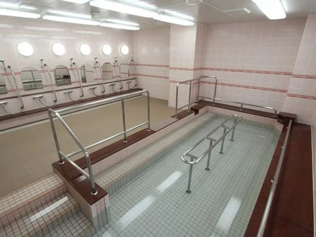 手すり付き浴室 浴室   手すりや段差の少ない浴槽まわりがあり、移動しやすい浴室です。明るい照明で、清掃しやすそうな印象です。