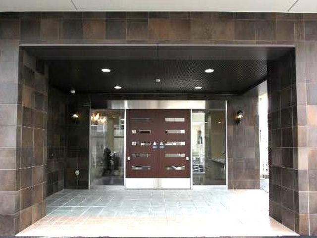 建物の入口 エントランス   落ち着いた色合いのエントランスです。奥まで見通しがよく、来訪者が入りやすそうな雰囲気です。