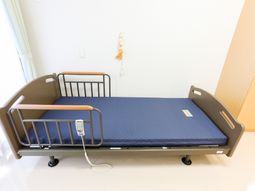 シンプルな寝室のベッド