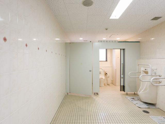 清潔な浴室 トイレ 手すり付きで安全に配慮された設備です。明るく清潔感があります。