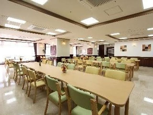明るい食堂 食堂   大きな窓から光が入る、開放感のある食堂です。広いテーブル配置で、ゆったり食事しやすい雰囲気です。