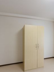 清潔な木製クローゼット