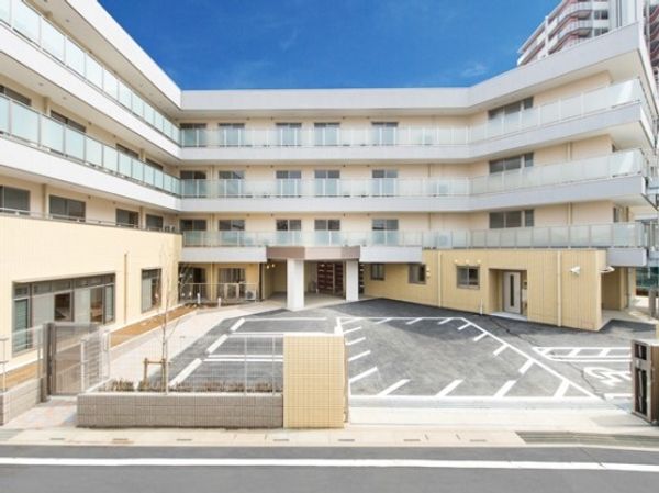 清潔感あるモダンなエントランス