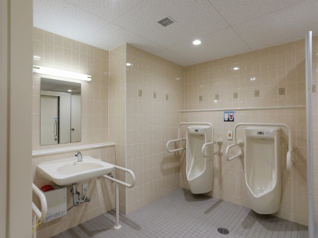 清潔なトイレ設備 トイレ 安全に配慮した手すり付きの快適なトイレ空間です。