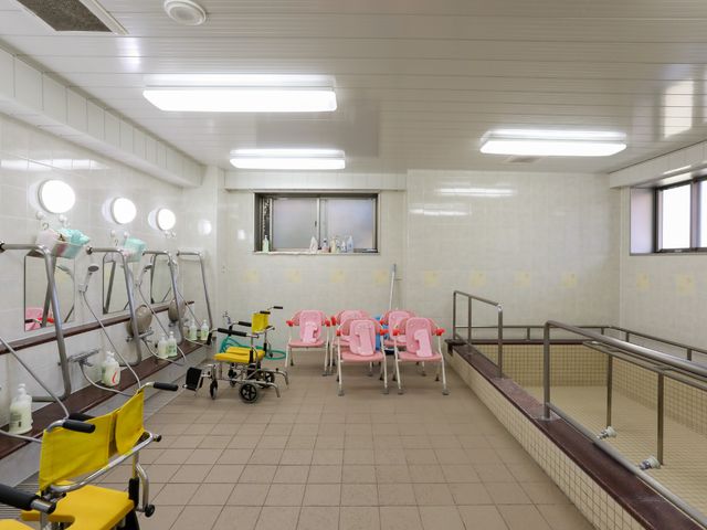 清潔な浴室の風景 浴室 手すりや椅子が整えられ、心地よいバスタイムをサポートします。安全と使いやすさを重視した設計です。