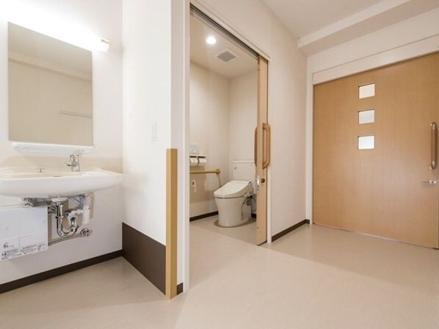 清潔な洗面所とトイレ 居室 明るく清潔感のある空間で、利用者の快適さを考えた設計になっています。