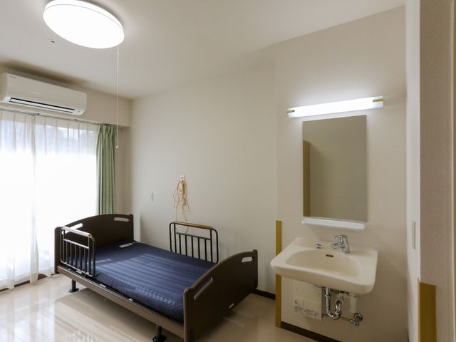 清潔な個室の居室空間 居室 落ち着いた色合いの居室で、安心のセキュリティを完備しています。