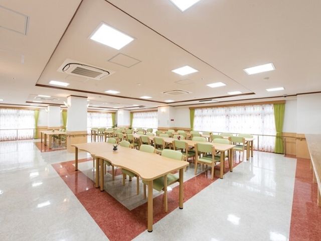 清潔な食堂空間 食堂 明るく広々とした食堂で、心地よい食事時間を提供。