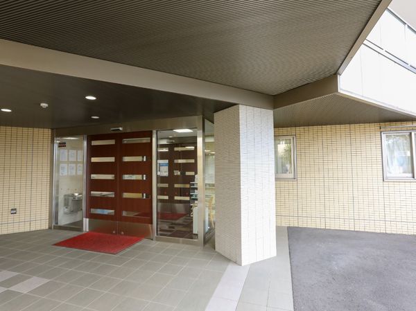 明るいエントランス風景