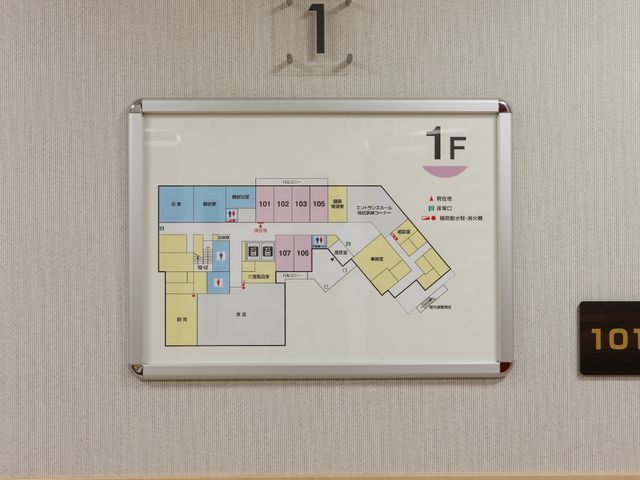 施設の1階平面図 展示物 明瞭な案内図で、利用者と職員の動線がわかりやすく配慮されています。