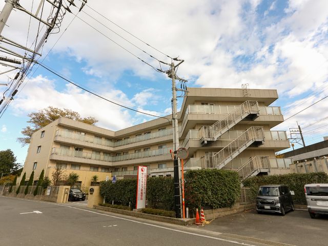 建物の外観と看板 外観 ゆったりとした造りで静かな環境が広がっています。緑に囲まれた立地で、心地よい職場です。