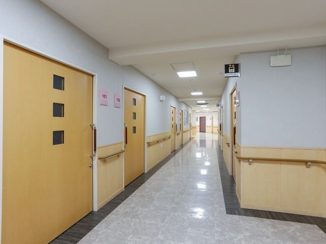 明るい廊下の風景 廊下 清潔感溢れる廊下は、就業環境の良さを感じさせます。