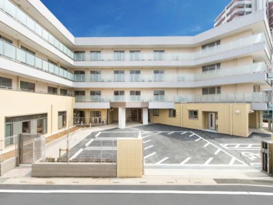 明るい中庭のある外観  