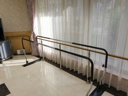 手すりとカーテンのある空間