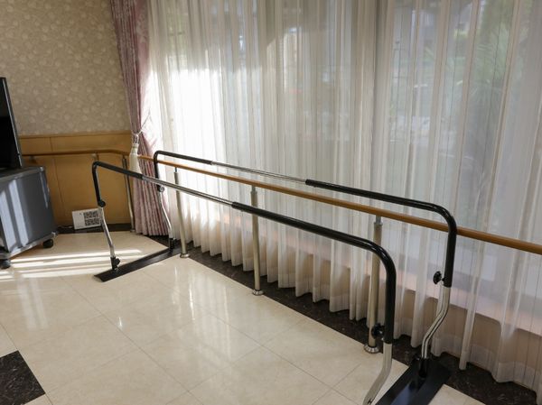 手すりとカーテンのある空間