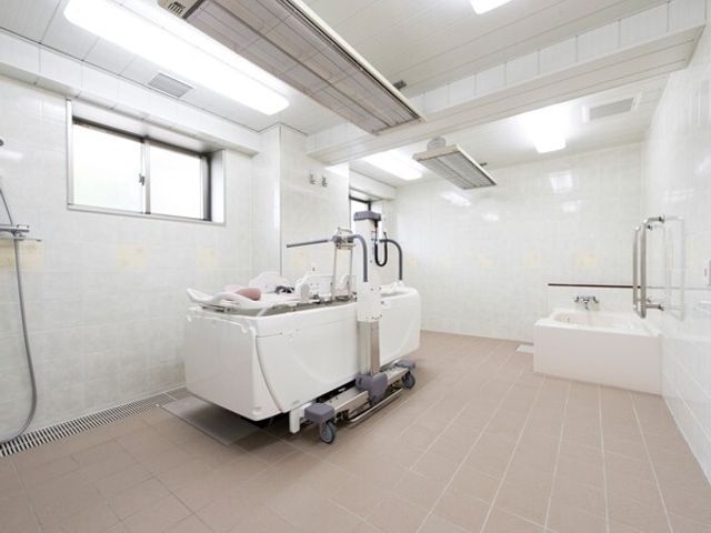 清潔感のある浴室 機械浴 明るく清潔感溢れる快適な浴室で、安全に配慮された設計です。