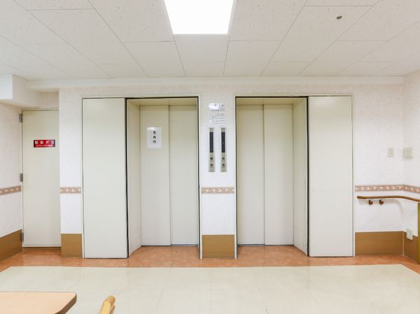 清潔感のあるエレベーターホール