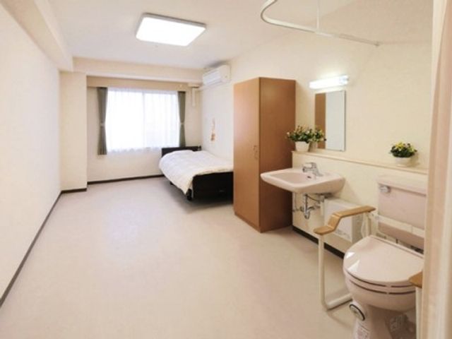 清潔な明るい居室 居室 ゆったりとした空間の居室です。日差しが入り、快適な生活をサポートします。