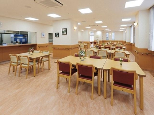 明るいダイニングルーム 食堂 広々としたダイニングルームは、明るく暖かい雰囲気で食事の時間も楽しくなります。スタッフが皆様の快適な食事をサポートいたします。