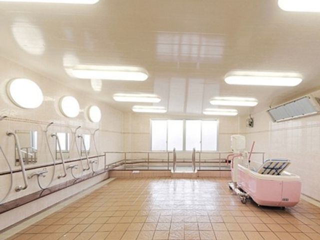 明るく広い浴室 浴室 快適で安心できる入浴空間です。手すりが多く設置され、安全に配慮された設計となっています。
