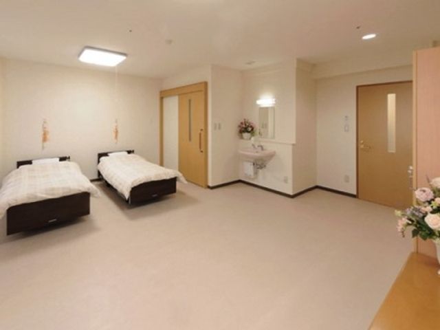 広々とした洋室の一例 居室 広々とした空間の居室です。ベッドの配置もゆとりを持ち、快適な生活が送れる工夫がされています。