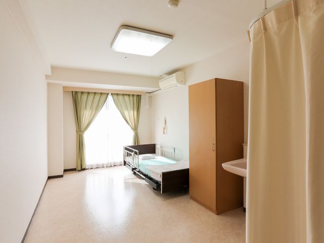 広々明るい居室の様子 居室 ゆったりとした空間に必要な家具が整い、安心の生活を支えます。窓からは自然光が差し込み、開放感があります。