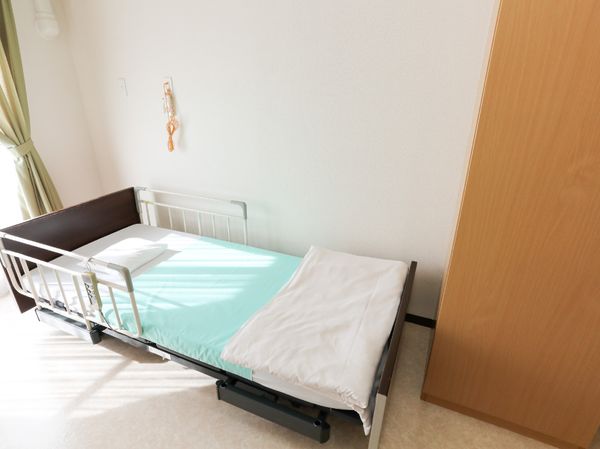 シンプルな居室のベッド