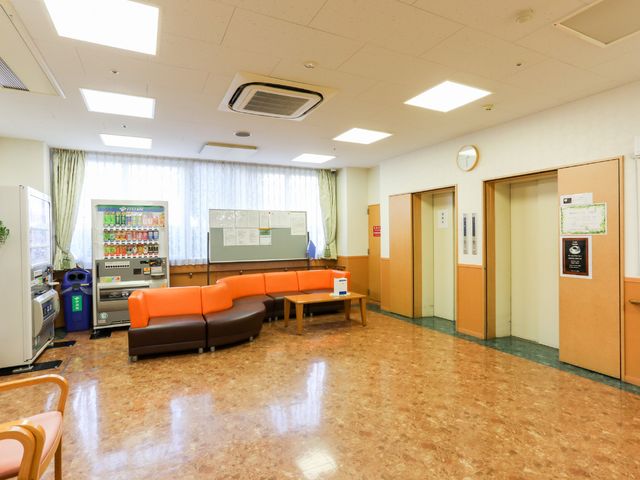 待合室の明るい空間 エレベーター ゆとりのある待合室は明るく開放感があり、ソファ席が配置されています。