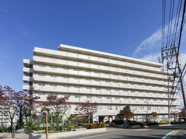 明るい白い建物の外観 外観 清潔感ある白い建物が、快適な職場環境を予感させます。