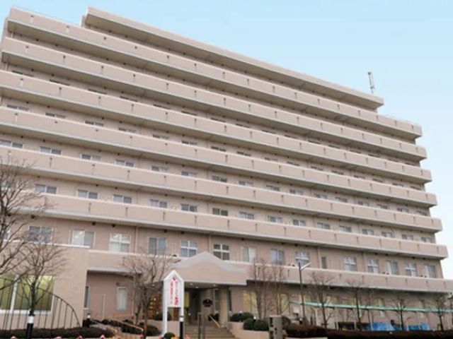 外観の建物正面 外観   ベージュ系の大きな建物が並び、複数階にわたる住まいのような落ち着いた雰囲気です。入口まわりも整っており、働く場として全体像をつかみやすいです。
