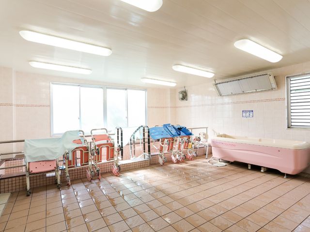 快適な浴室設備 浴室 清潔感のあふれる明るい浴室で、利用者の快適さを優先しています。