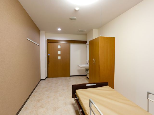 快適な居室内部 居室 シンプルで清潔感のあふれる空間が広がっており、落ち着いた色合いが心地よい居心地を提供しています。