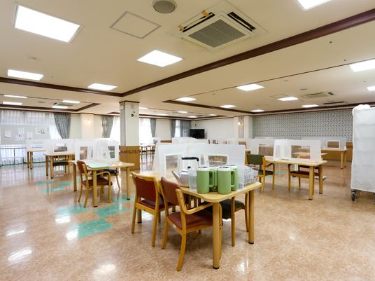 広々とした食堂の空間
