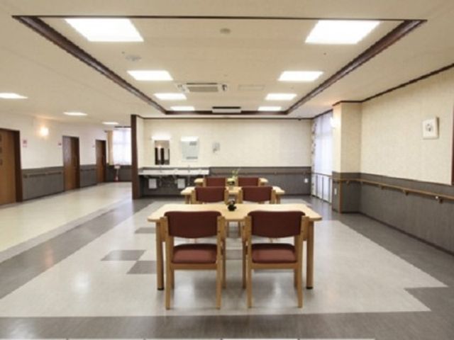 共有スペースの居室風景 談話コーナー ゆったりとした椅子配置の居心地の良いラウンジです。このスペースで利用者様とのコミュニケーションを深めていただけます。