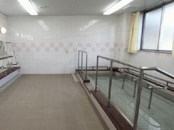 手すり付き浴室空間