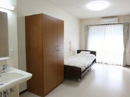 明るい個室の居室