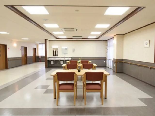 明るい食堂 食堂   広々とした食堂で、中央にテーブルと椅子が整然と並んでいます。天井の照明が明るく、働く場としても見通しのよい空間です。