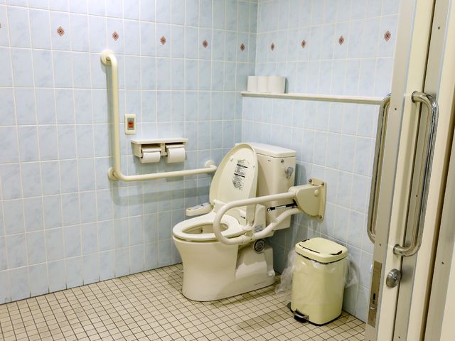 バリアフリー対応トイレ トイレ 手すり付きで安全に配慮された清潔なトイレ空間です。