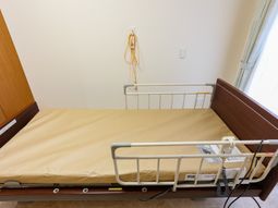 清潔な居室のベッド